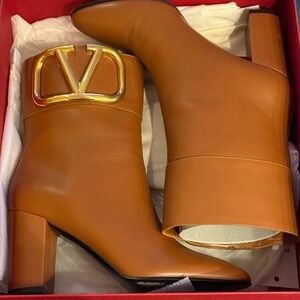 Valentino Leather booties Vlogo